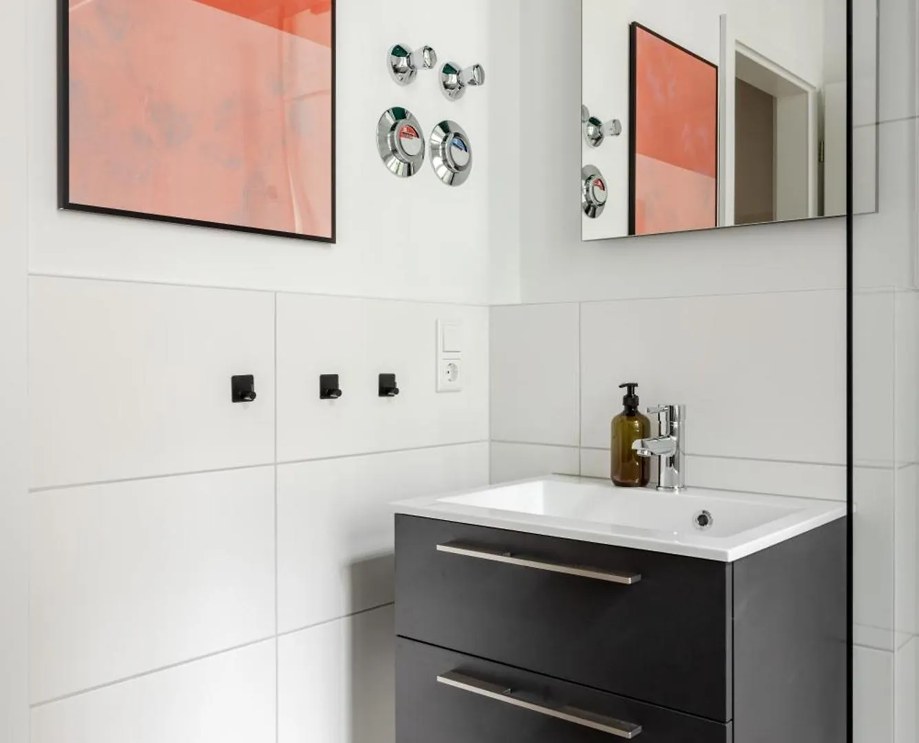 Oomph Berlin Minimalist & Mighty - 1 Bedroom Hosting Up To 6